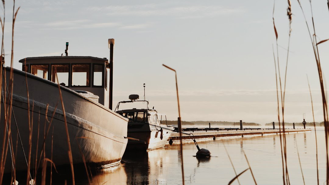 Kuva Baggö Marinan laitureista, joissa on kaksi venettä kiinnitetty