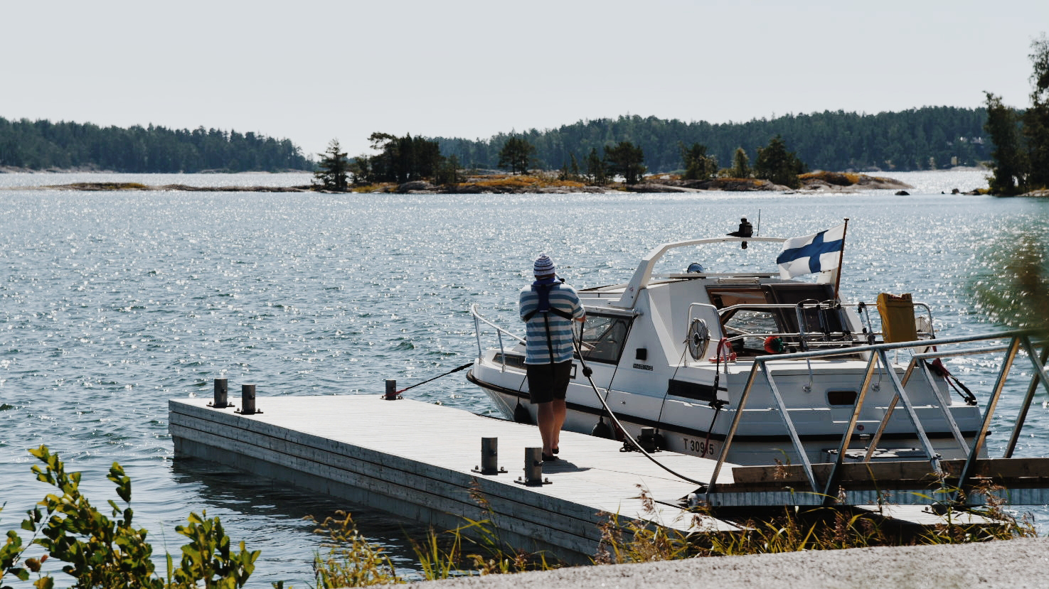 Bild över Baggö Marinas bensinmack var en båtfarare tankar sin båt