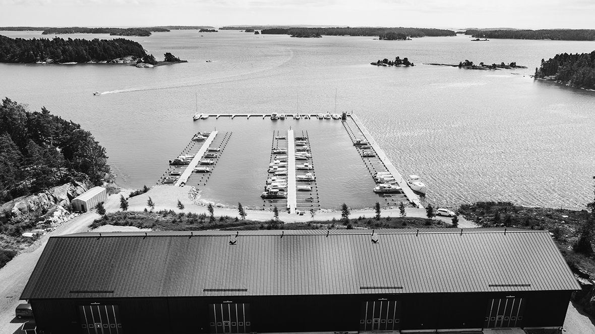 Flygbild över Baggö Marinas båtplatser och båtförvaringshall